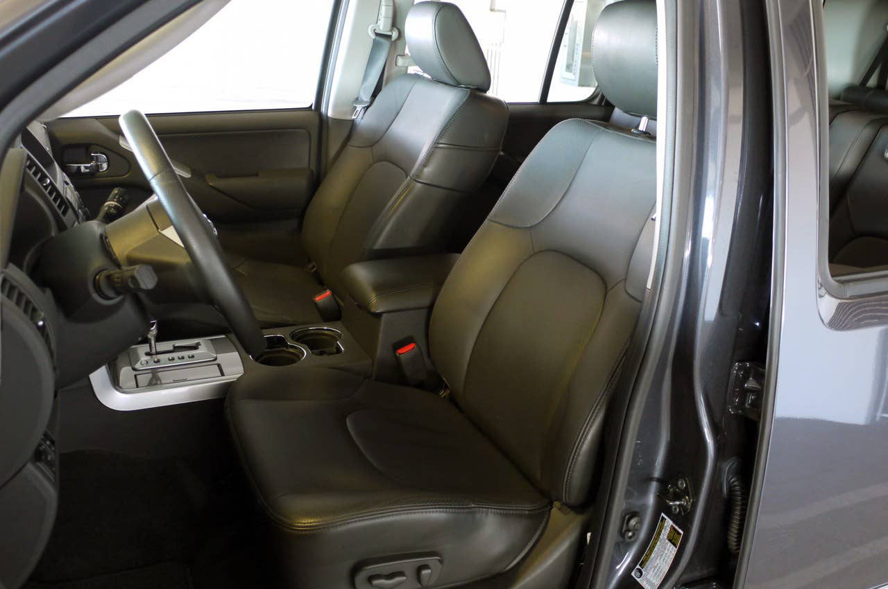 2011 Nissan Pathfinder front seats