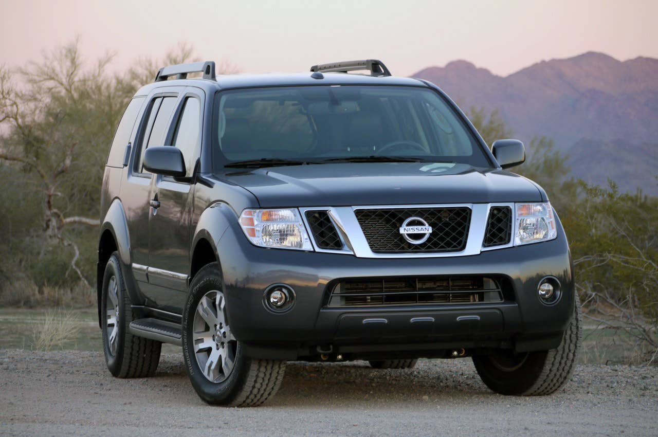 2011 Nissan Pathfinder front 3/4 view
