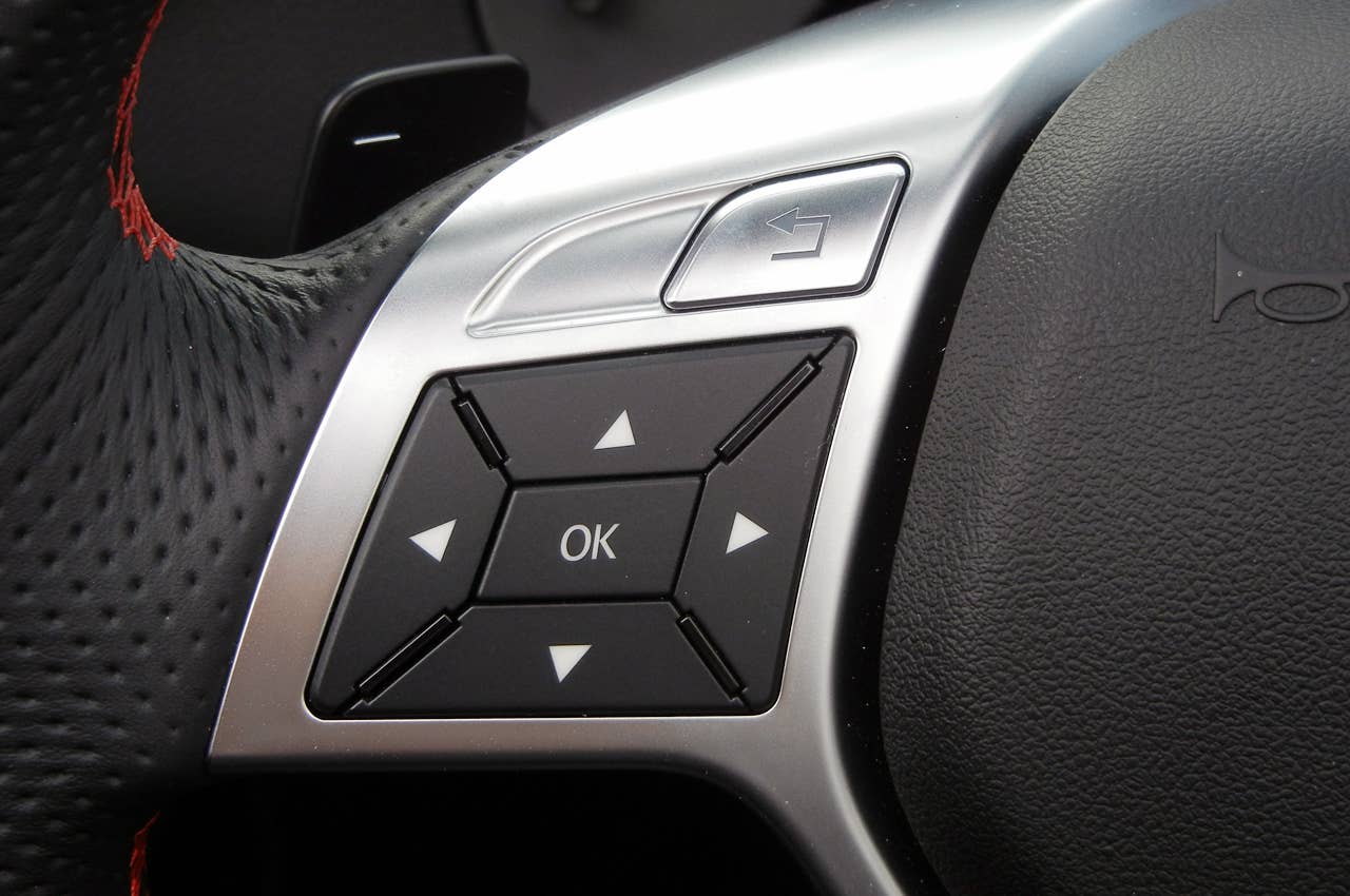 2012 Mercedes-Benz SLK steering wheel controls