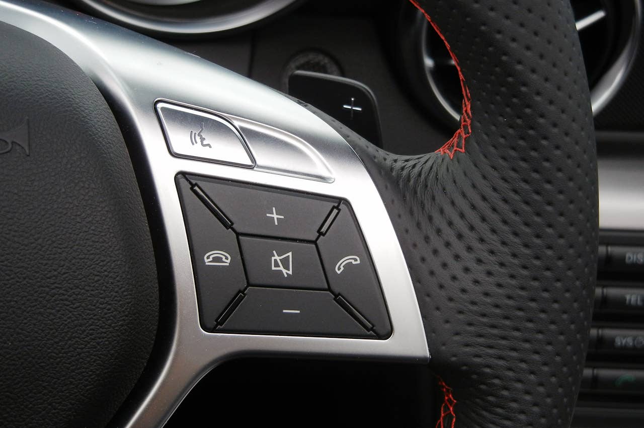 2012 Mercedes-Benz SLK steering wheel controls