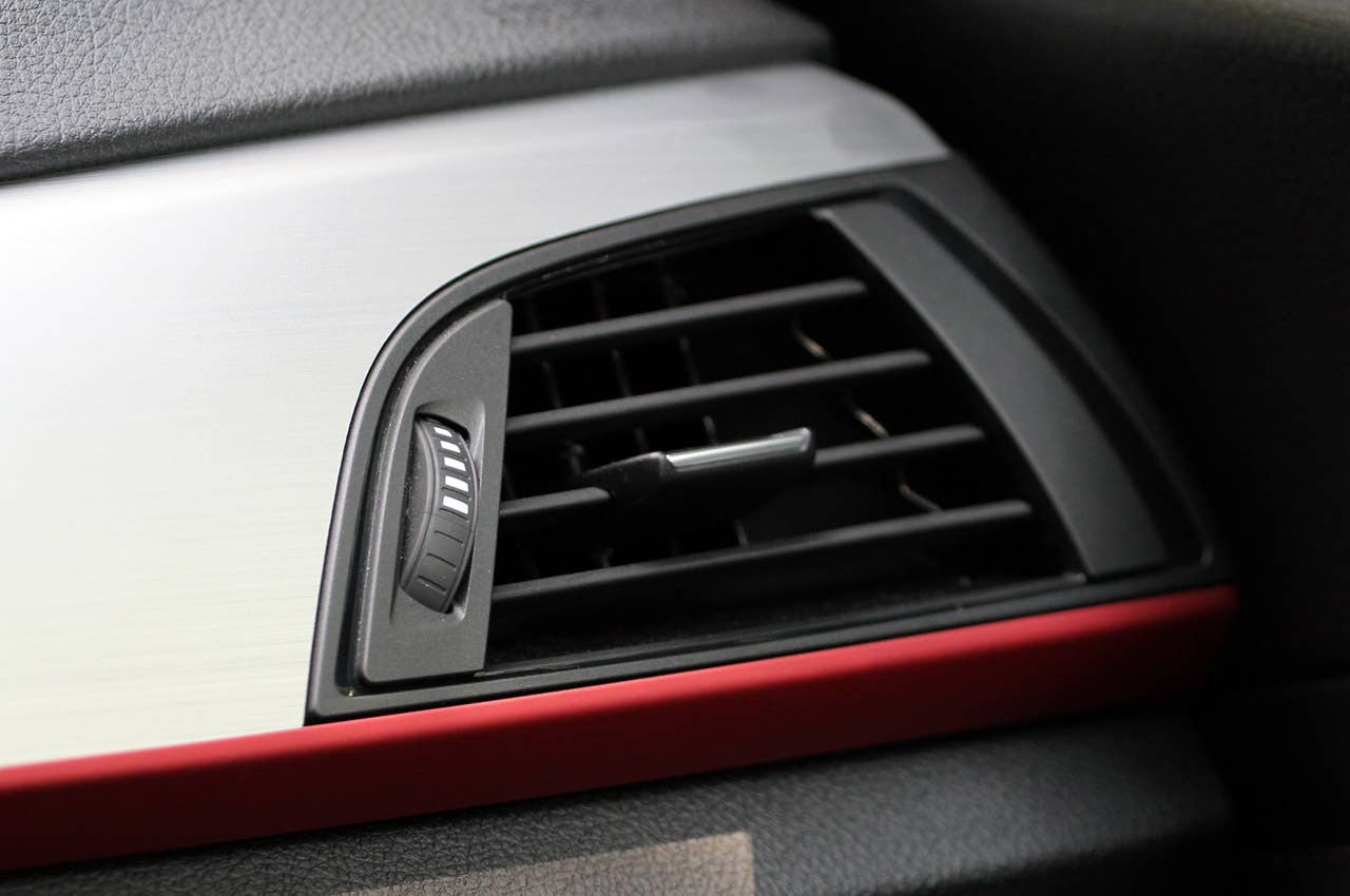 2012 BMW 1 Series Five-Door dash vent