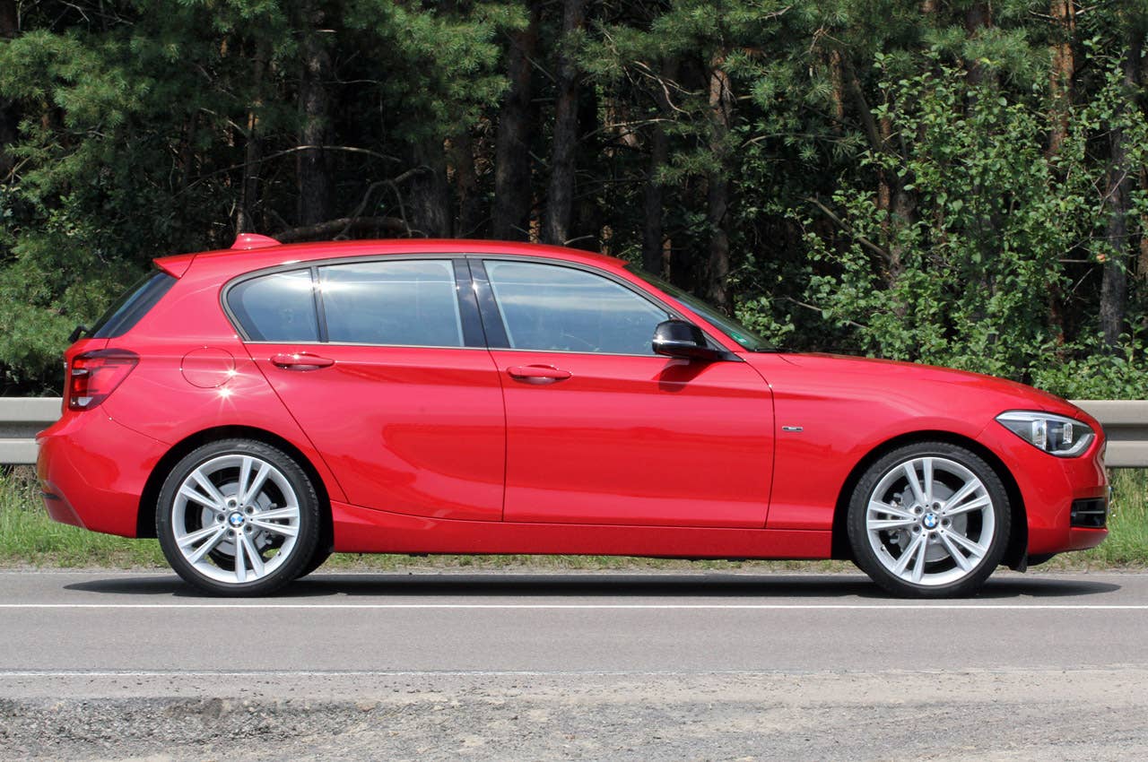 2012 BMW 1 Series Five-Door side view