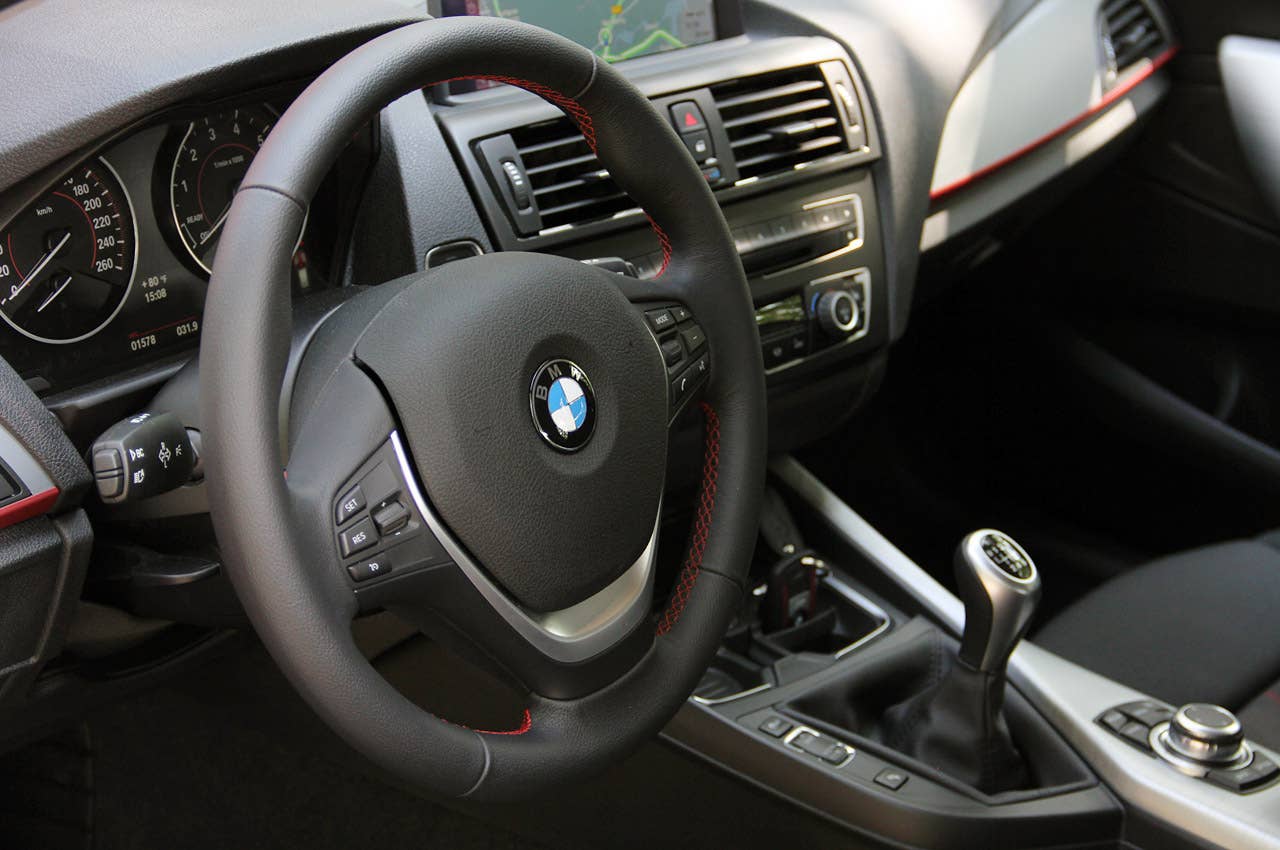 2012 BMW 1 Series Five-Door steering wheel