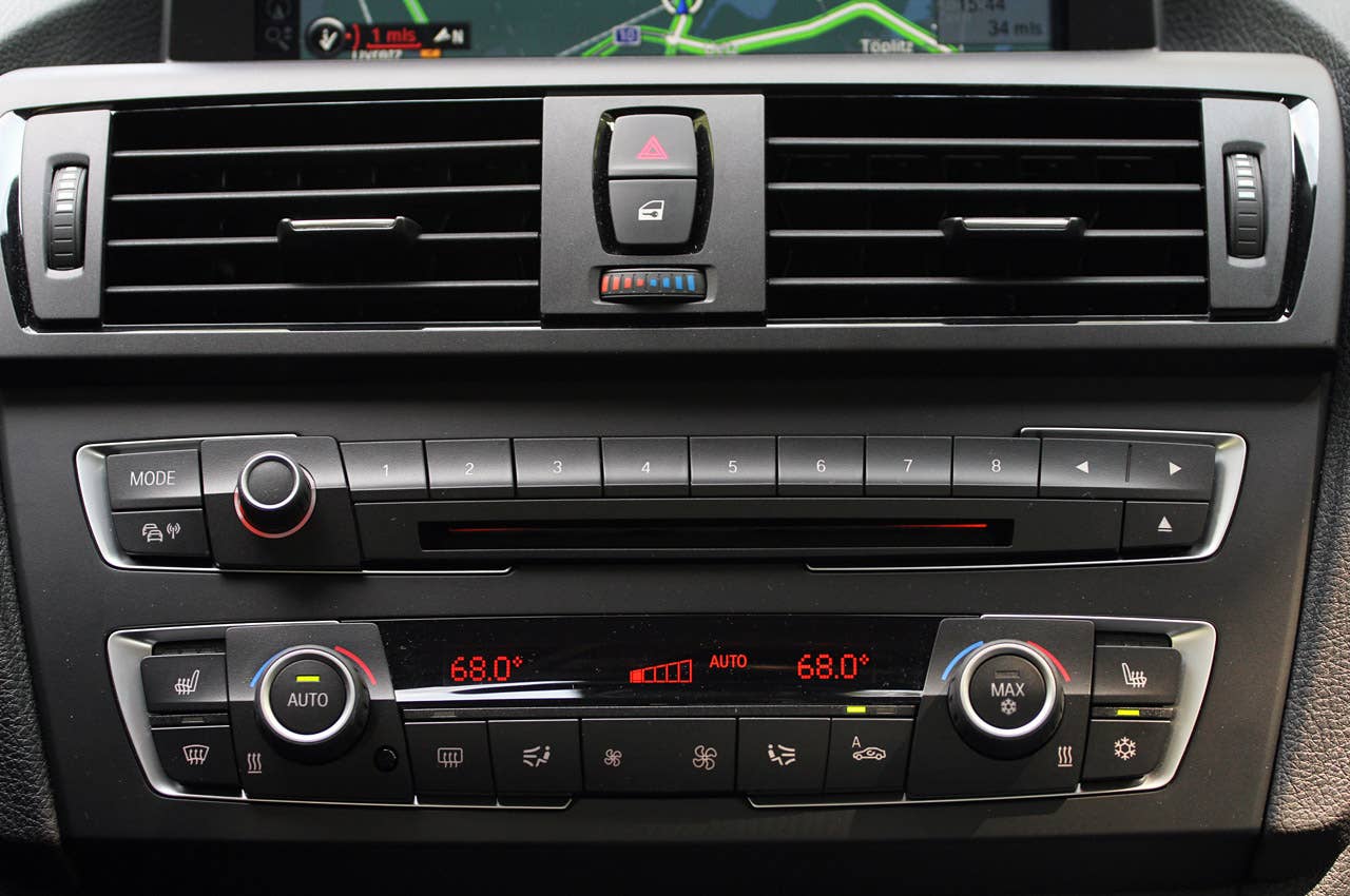 2012 BMW 1 Series Five-Door instrument panel
