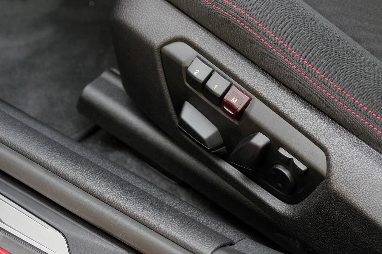 2012 BMW 1 Series Five-Door seat controls