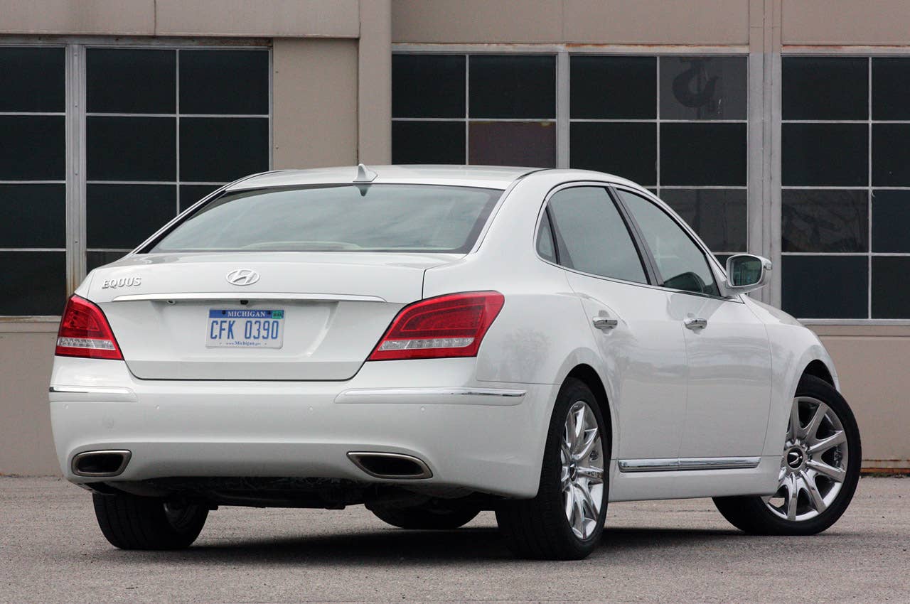 2011 Hyundai Equus Ultimate rear 3/4 view