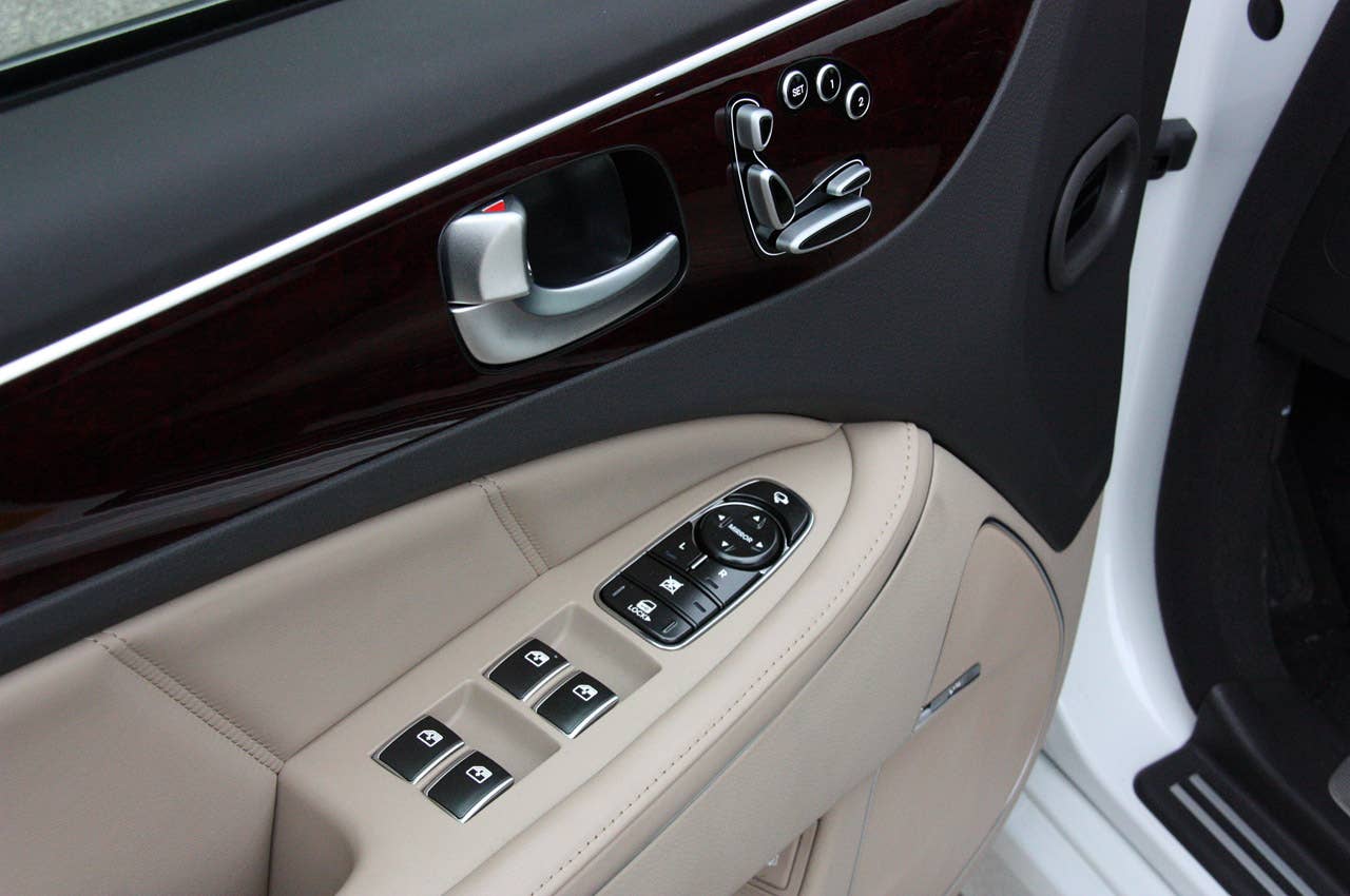 2011 Hyundai Equus Ultimate door panel