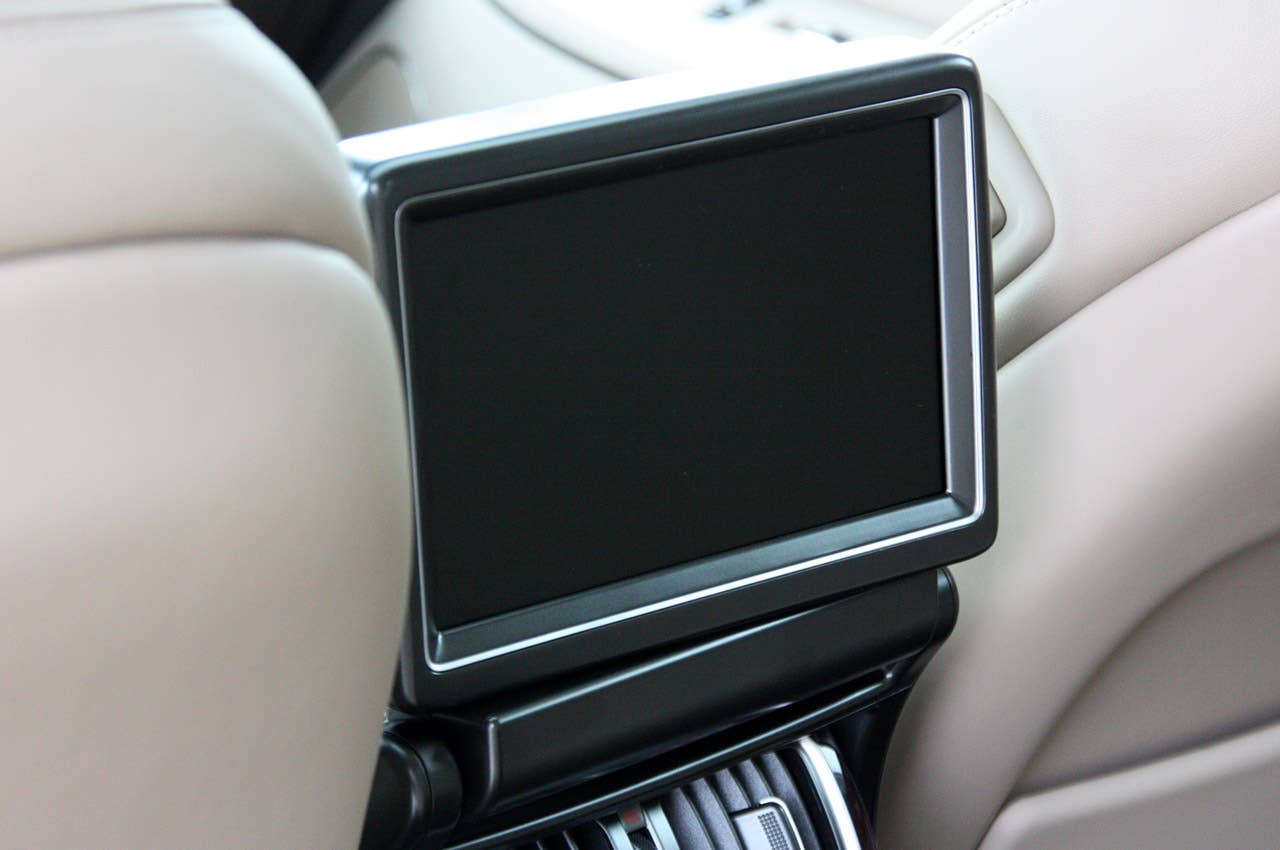 2011 Hyundai Equus Ultimate rear seat television