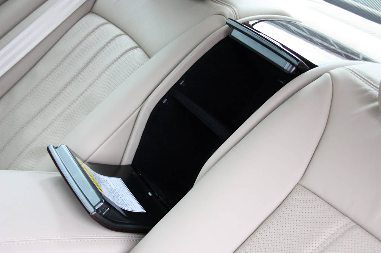 2011 Hyundai Equus Ultimate rear seat center console