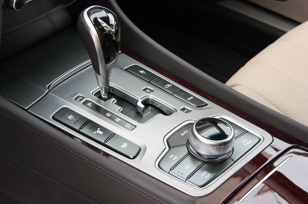 2011 Hyundai Equus Ultimate center console