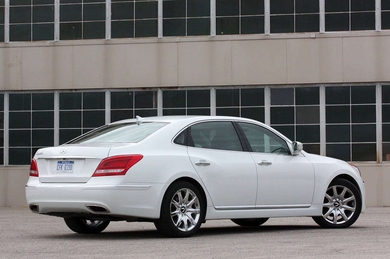 2011 Hyundai Equus Ultimate rear 3/4 view