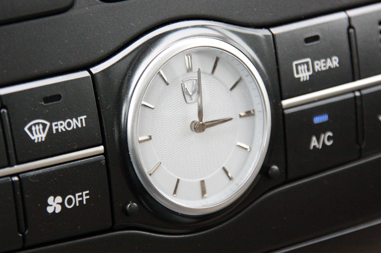2011 Hyundai Equus Ultimate analog clock