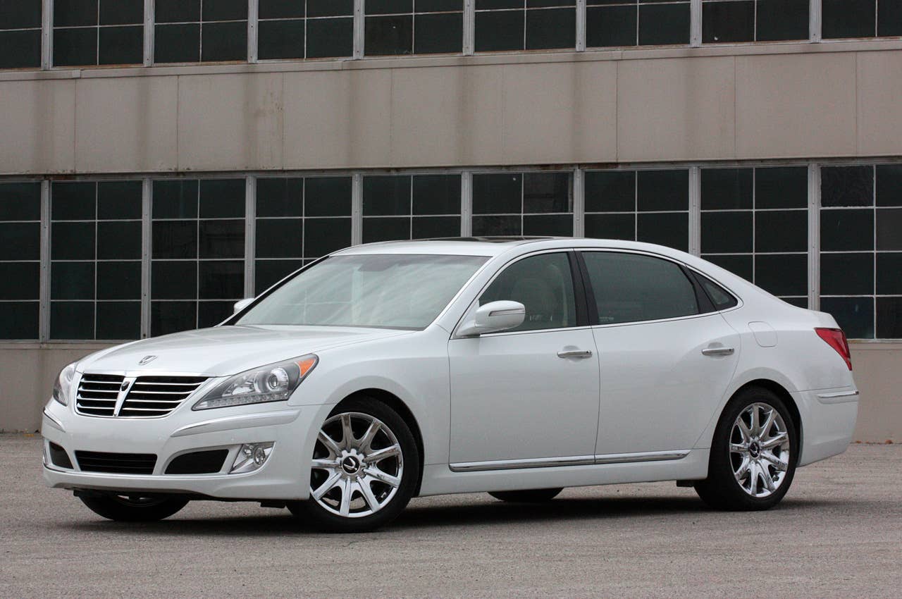 2011 Hyundai Equus Ultimate front 3/4 view