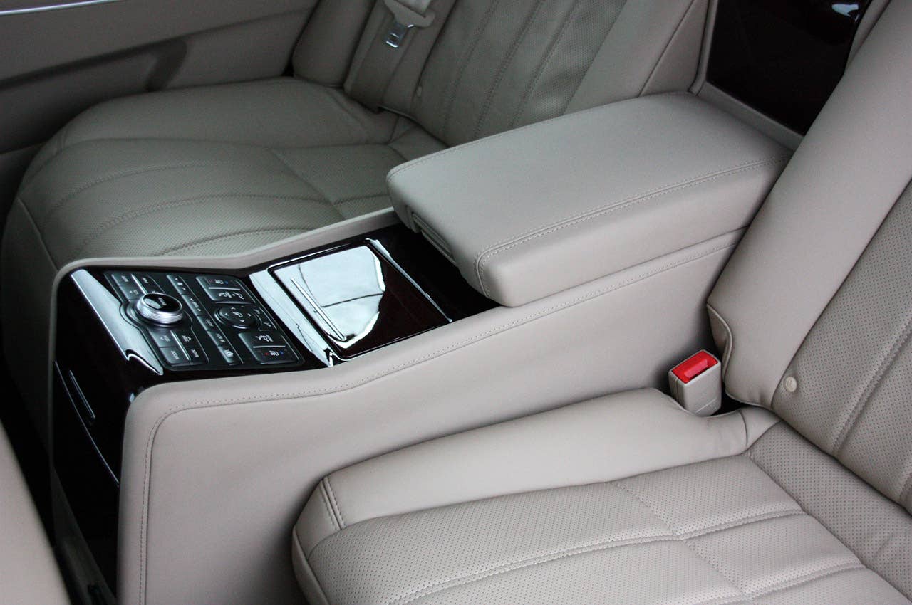 2011 Hyundai Equus Ultimate rear seat center console