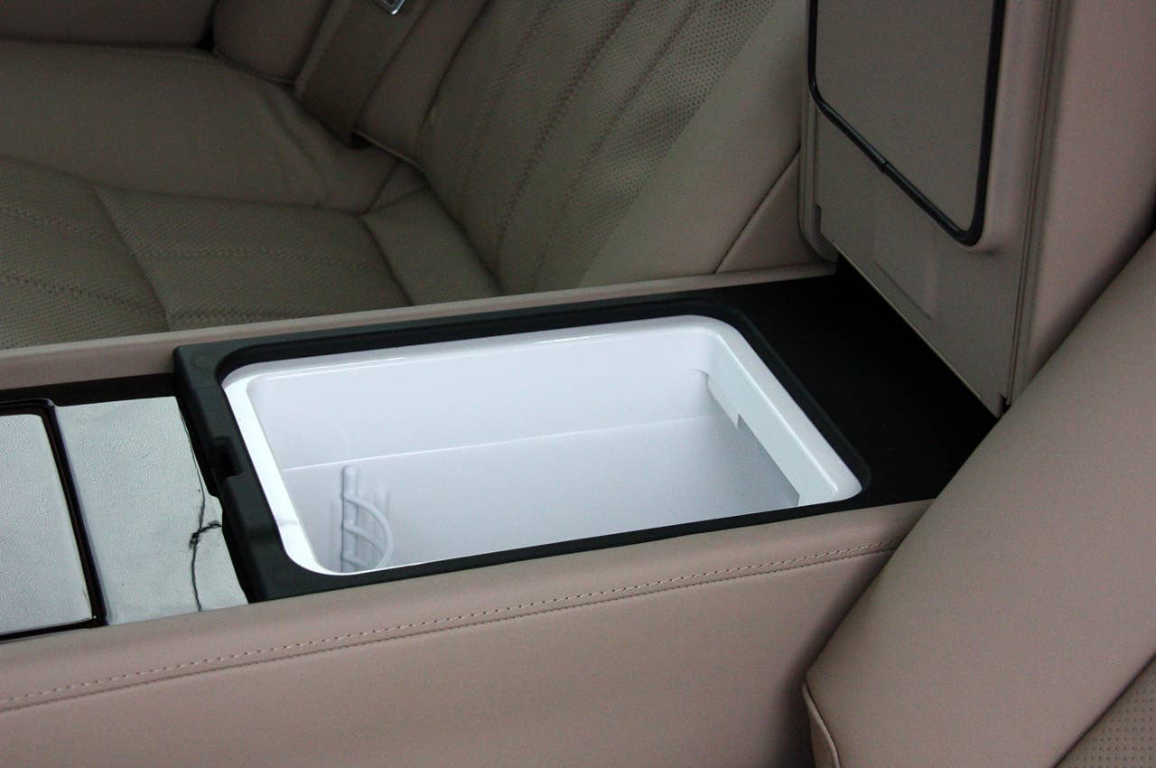 2011 Hyundai Equus Ultimate rear seat center console