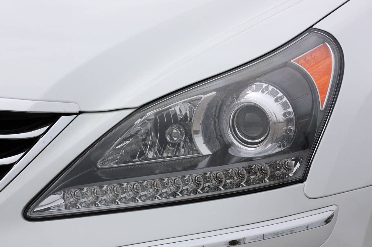 2011 Hyundai Equus Ultimate headlight