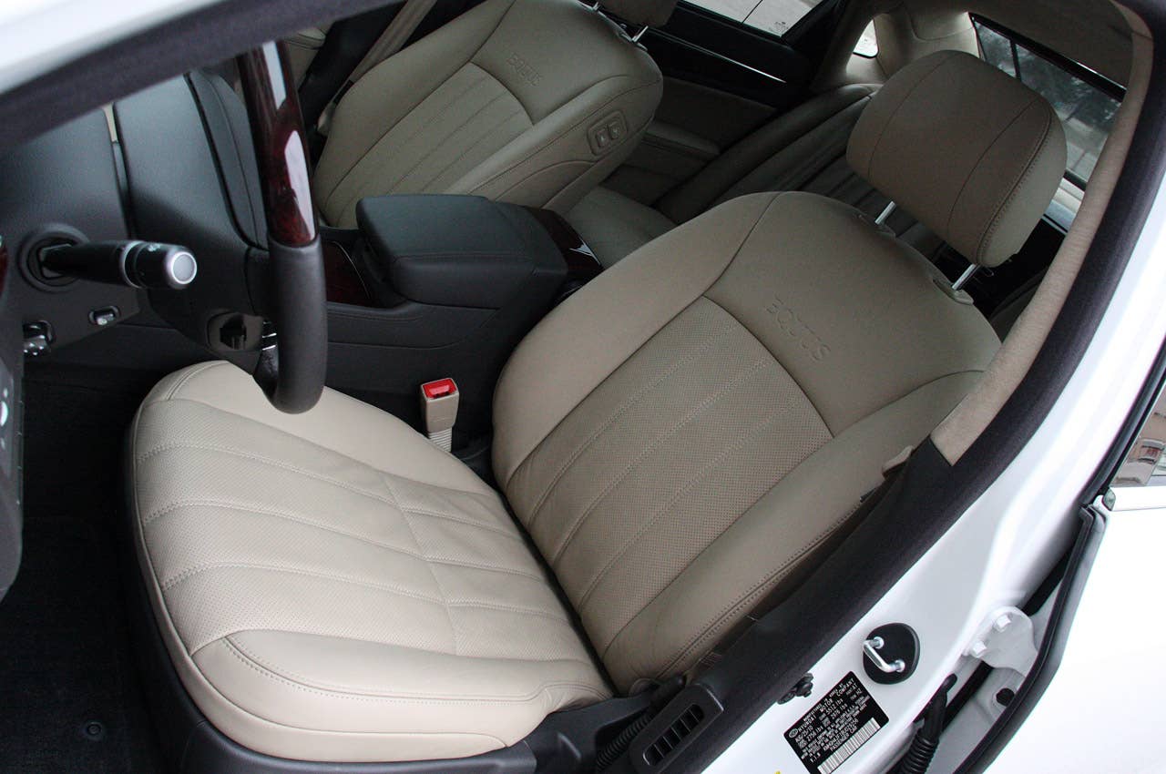 2011 Hyundai Equus Ultimate front seats