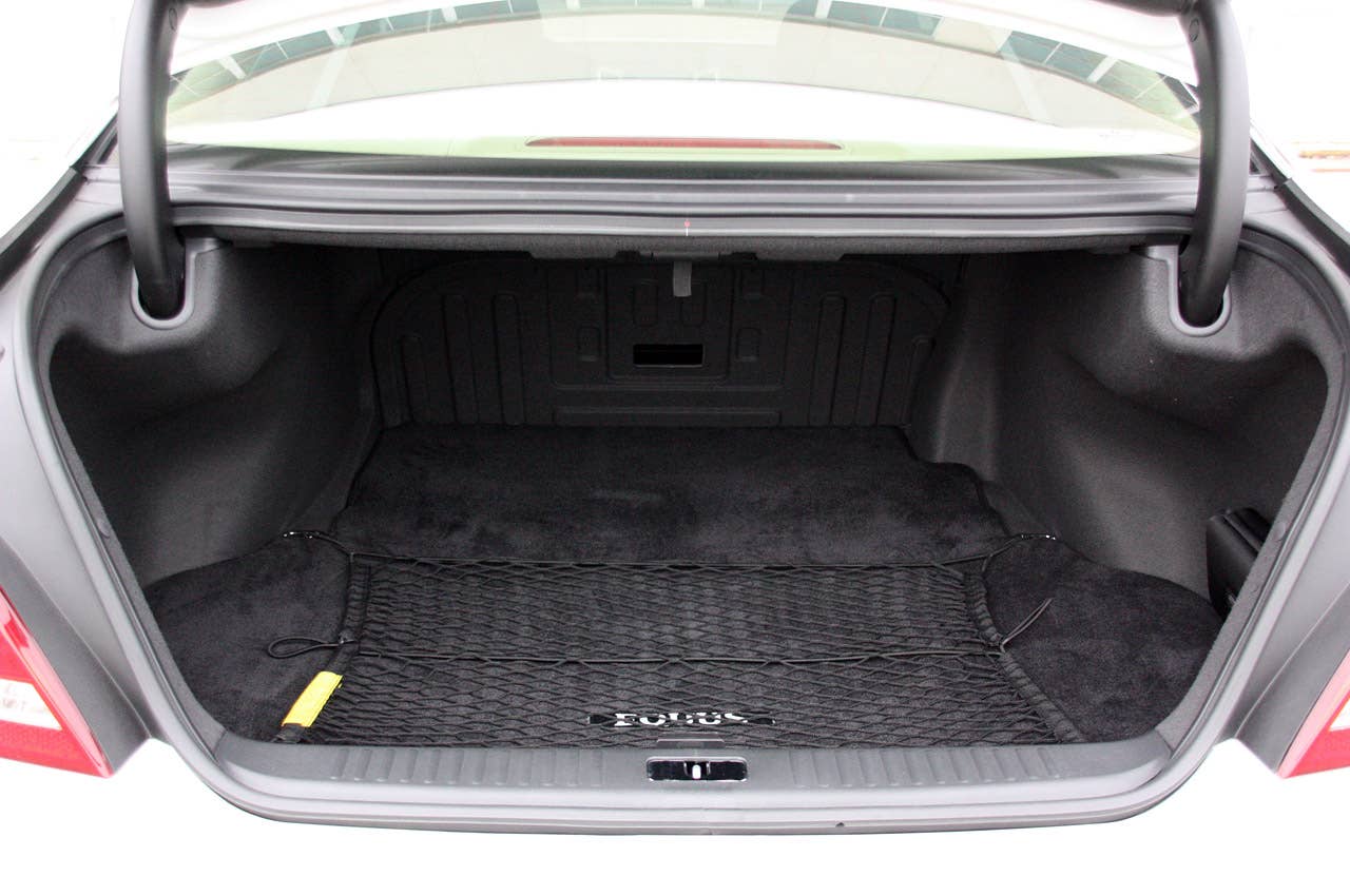2011 Hyundai Equus Ultimate trunk