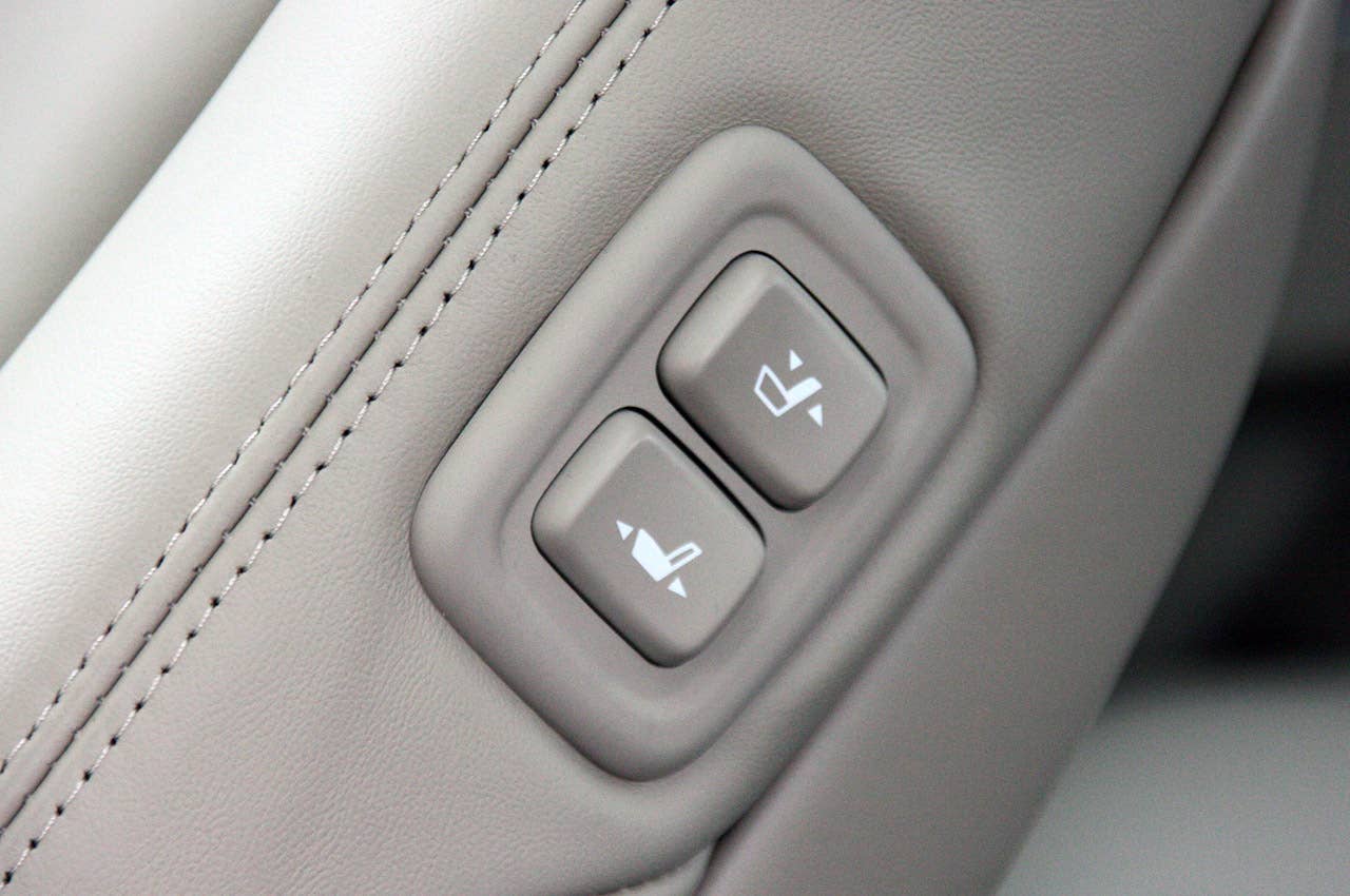 2011 Hyundai Equus Ultimate seat controls