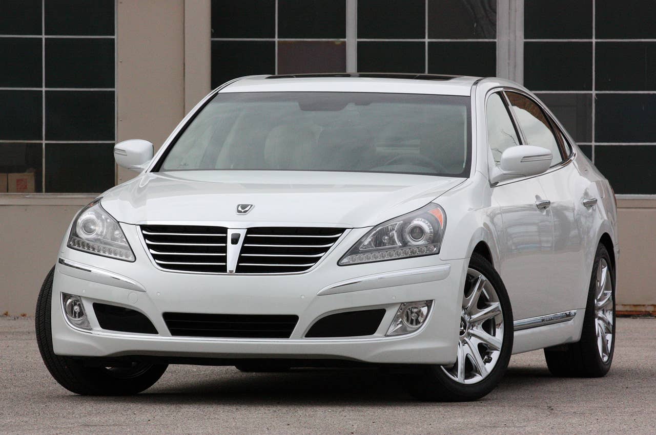 2011 Hyundai Equus Ultimate front 3/4 view