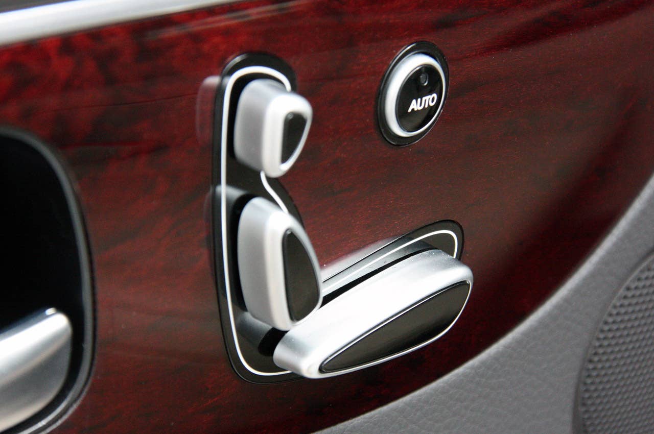 2011 Hyundai Equus Ultimate seat controls