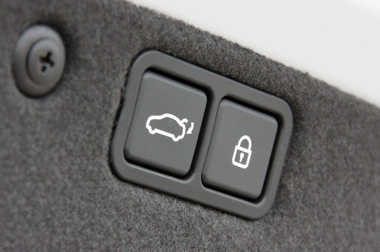 2011 Hyundai Equus Ultimate trunk controls