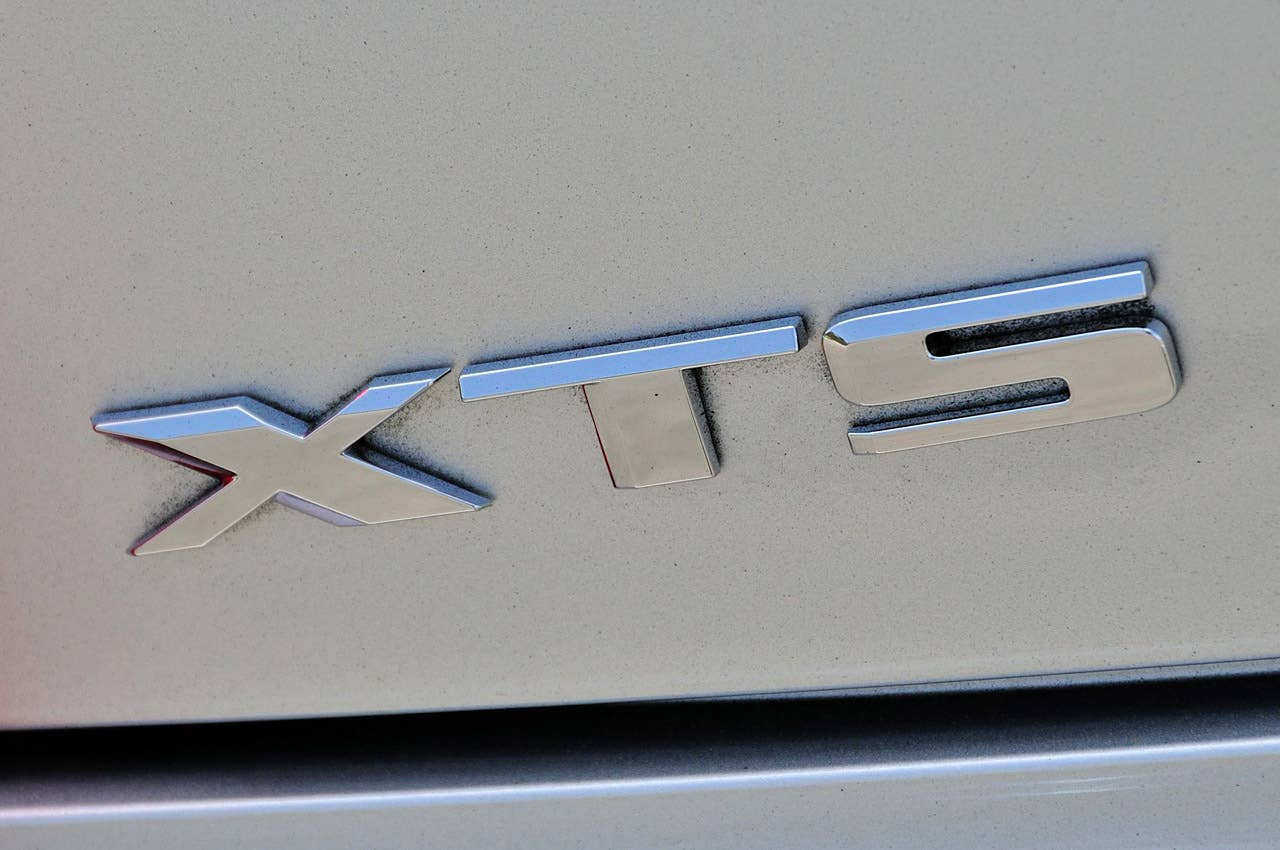 2013 Cadillac XTS badge