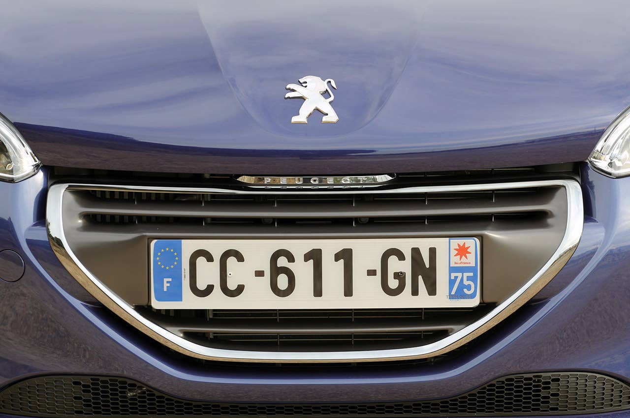 2012 Peugeot 208 grille