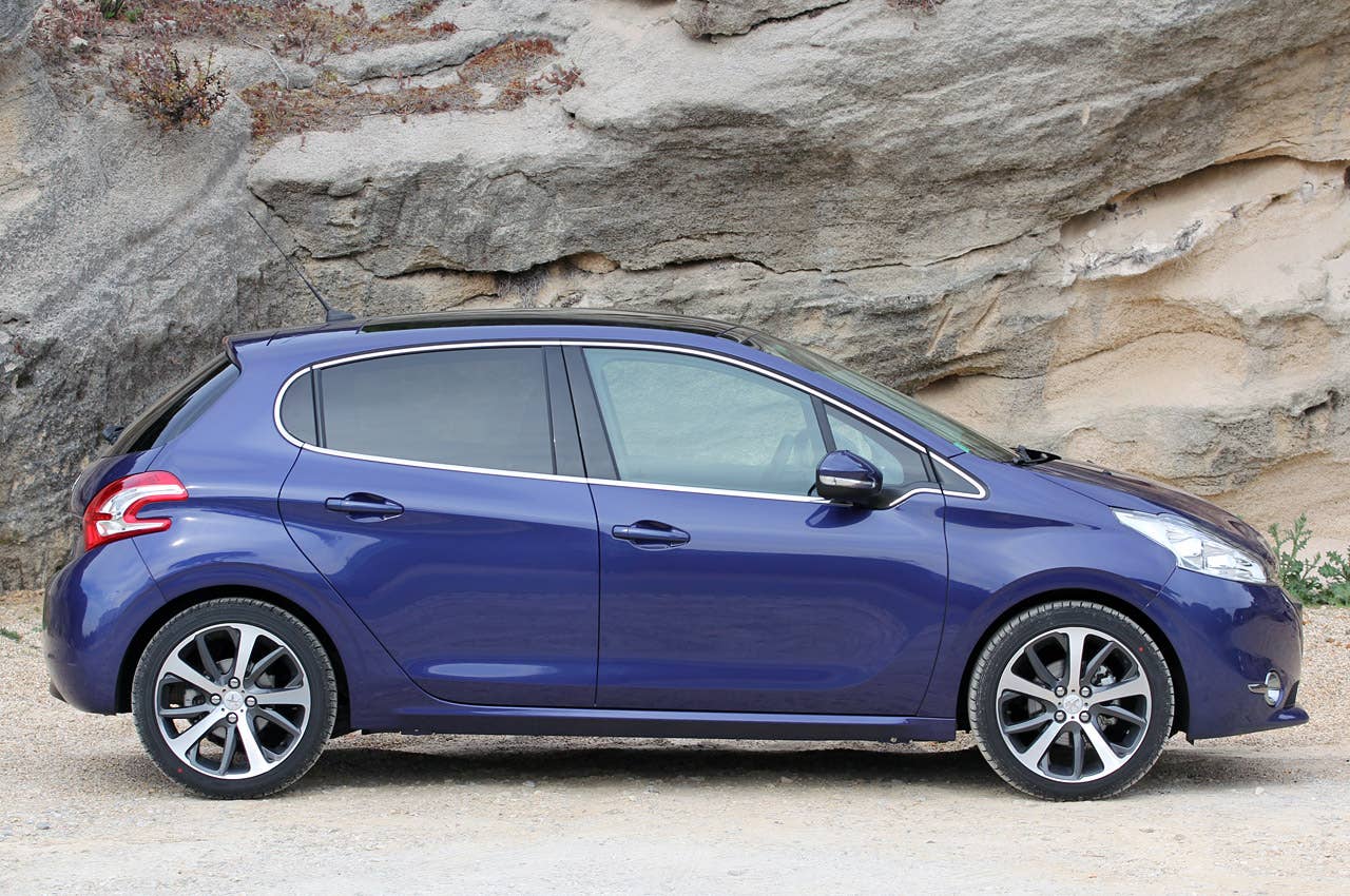 2012 Peugeot 208 side view