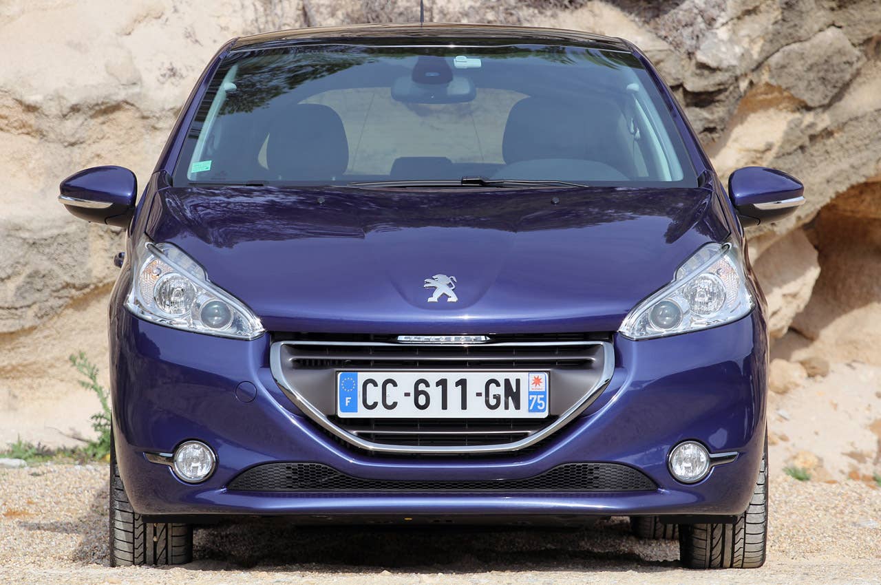 2012 Peugeot 208 front view