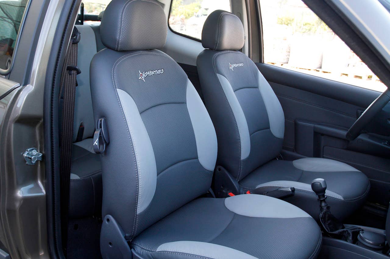 2013 Fiat Strada front seats