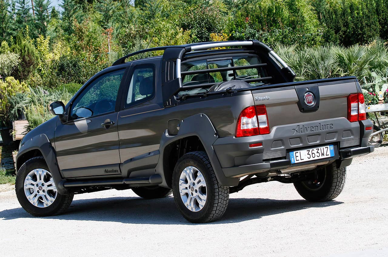 2013 Fiat Strada rear 3/4 view