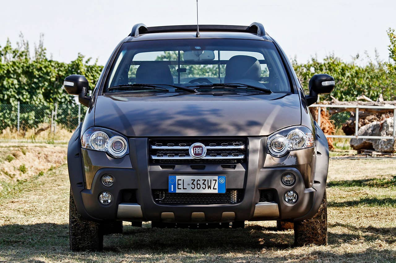 2013 Fiat Strada front view