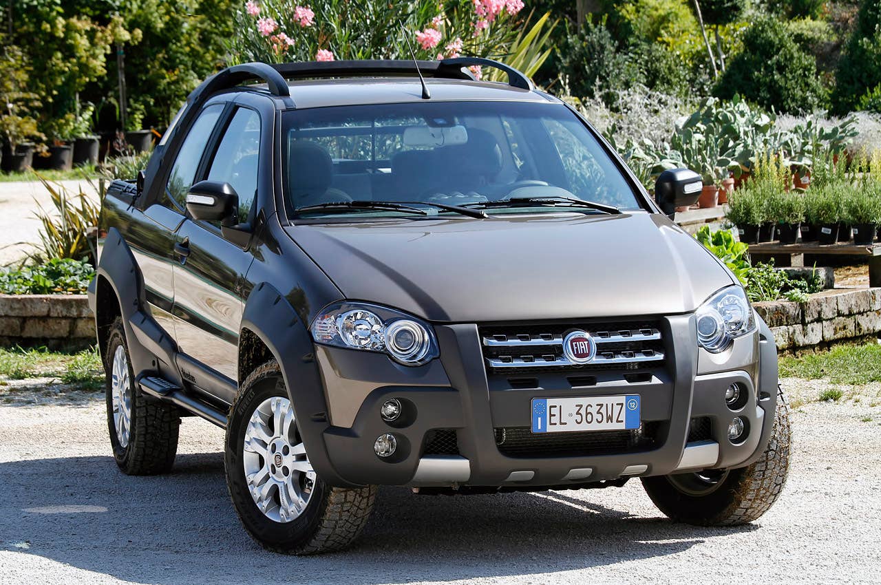 2013 Fiat Strada front 3/4 view