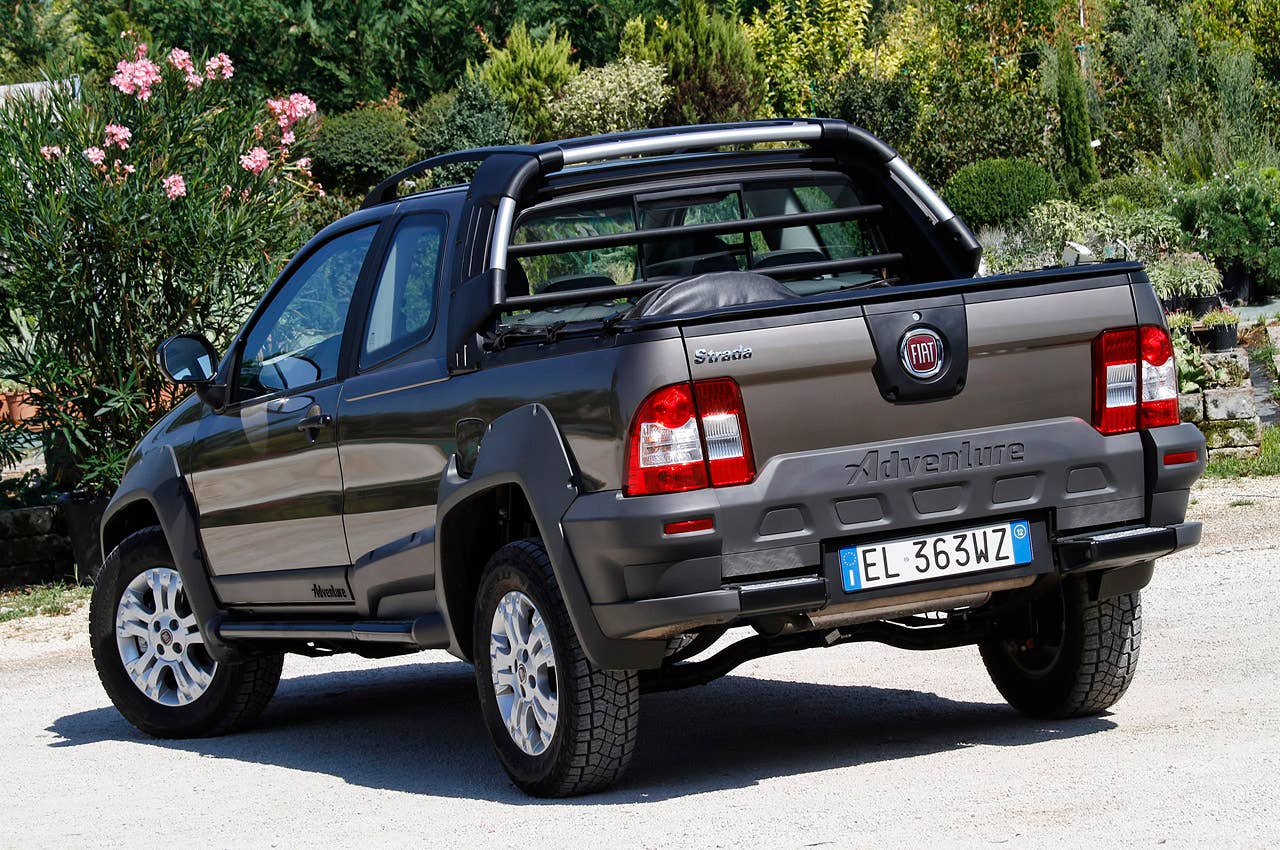 2013 Fiat Strada rear 3/4 view