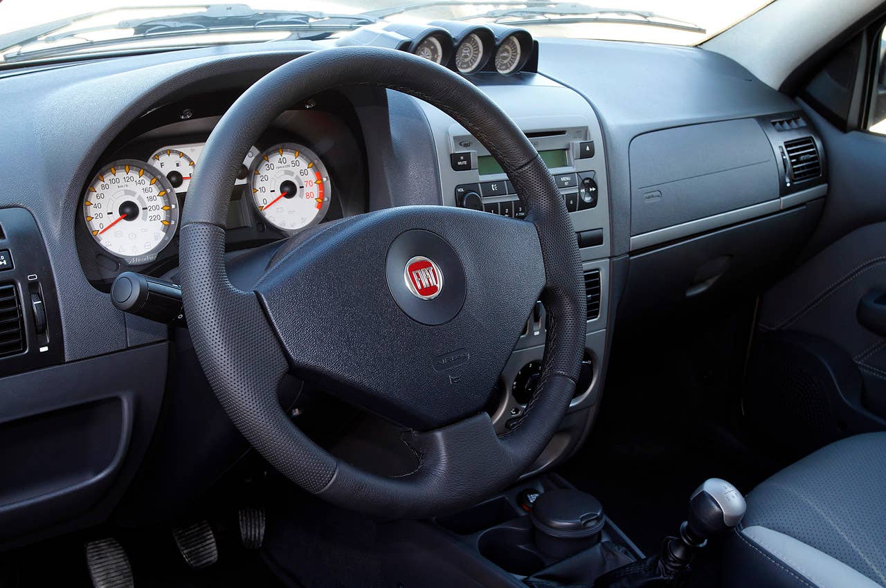 2013 Fiat Strada interior