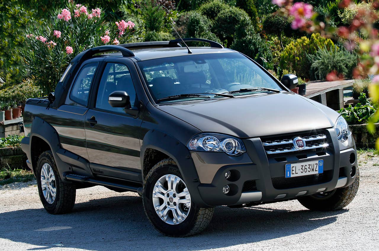 2013 Fiat Strada front 3/4 view