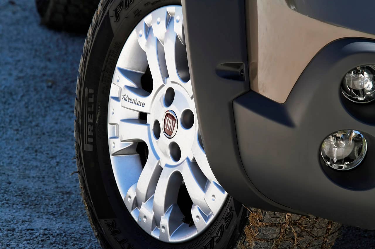2013 Fiat Strada wheel