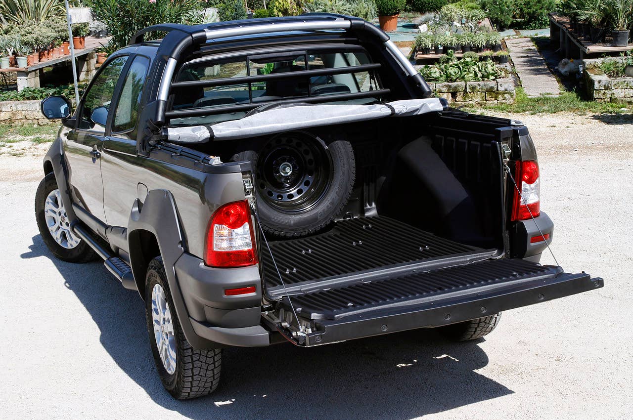 2013 Fiat Strada rear 3/4 view