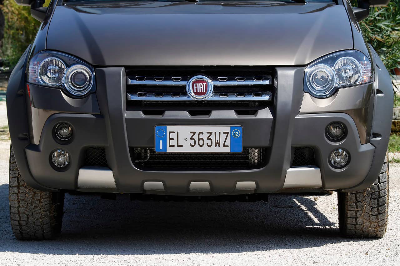 2013 Fiat Strada front detail
