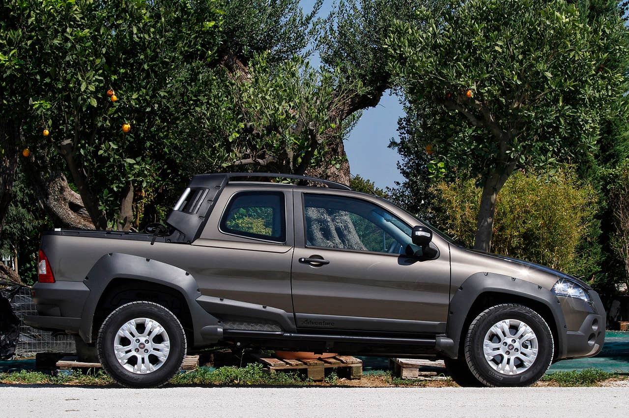 2013 Fiat Strada side view