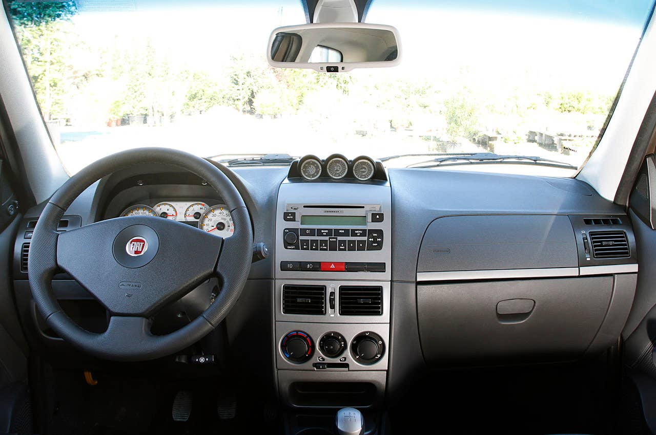 2013 Fiat Strada interior