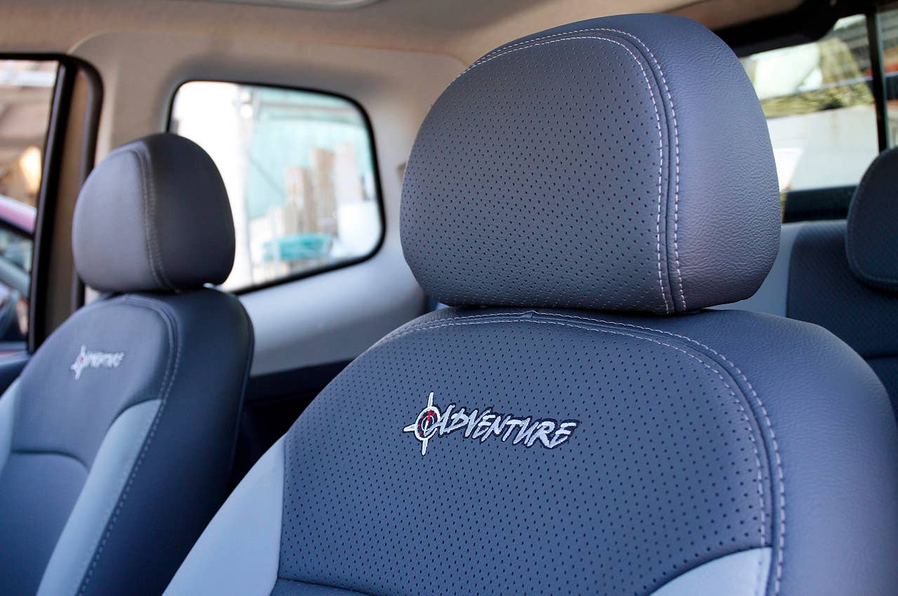 2013 Fiat Strada front seats