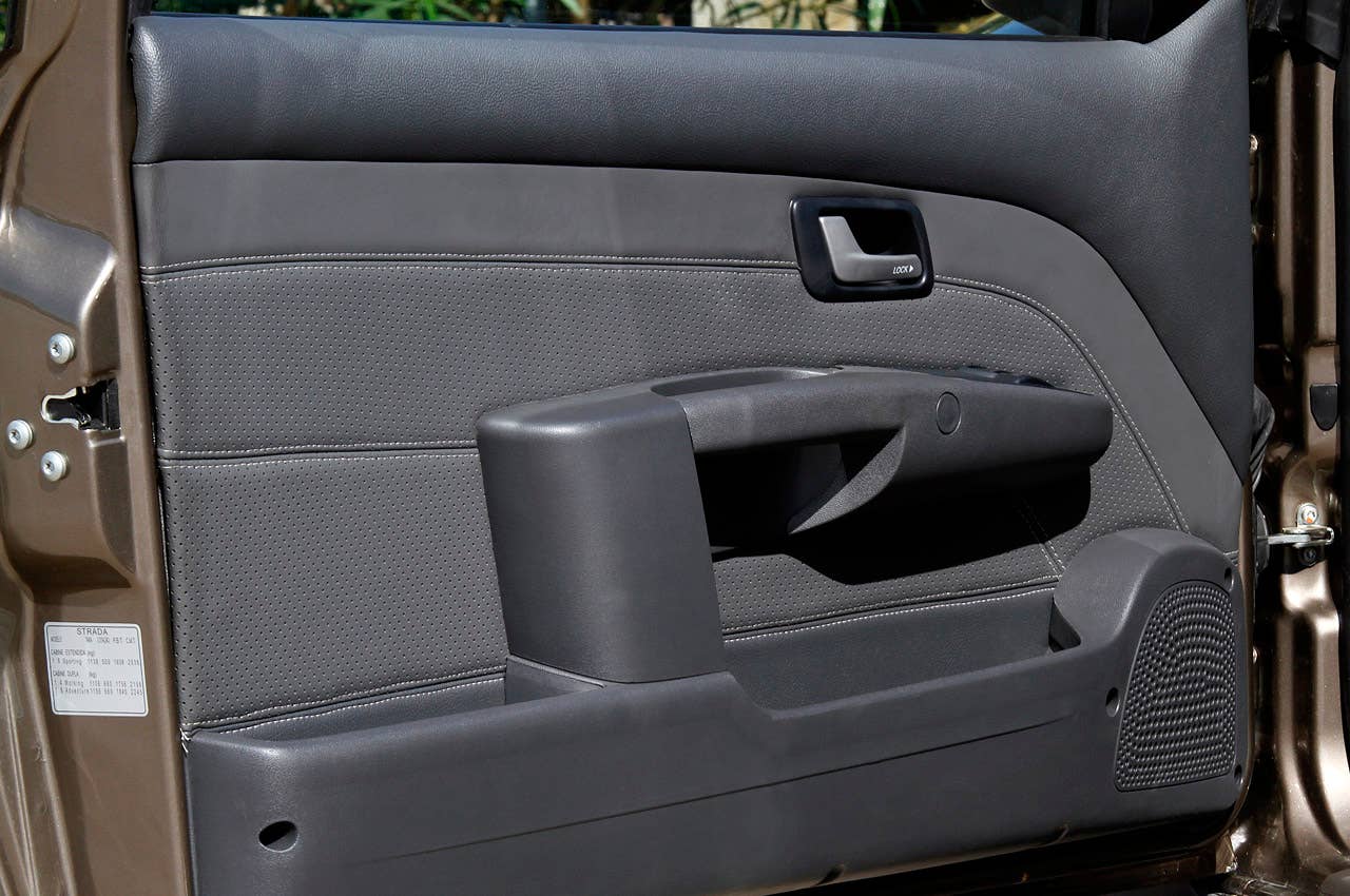 2013 Fiat Strada door