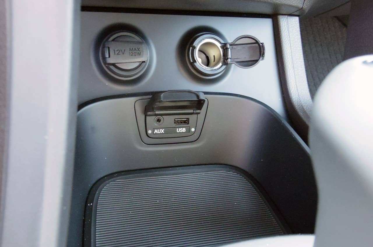 2013 Hyundai Sante Fe AUX and USB input