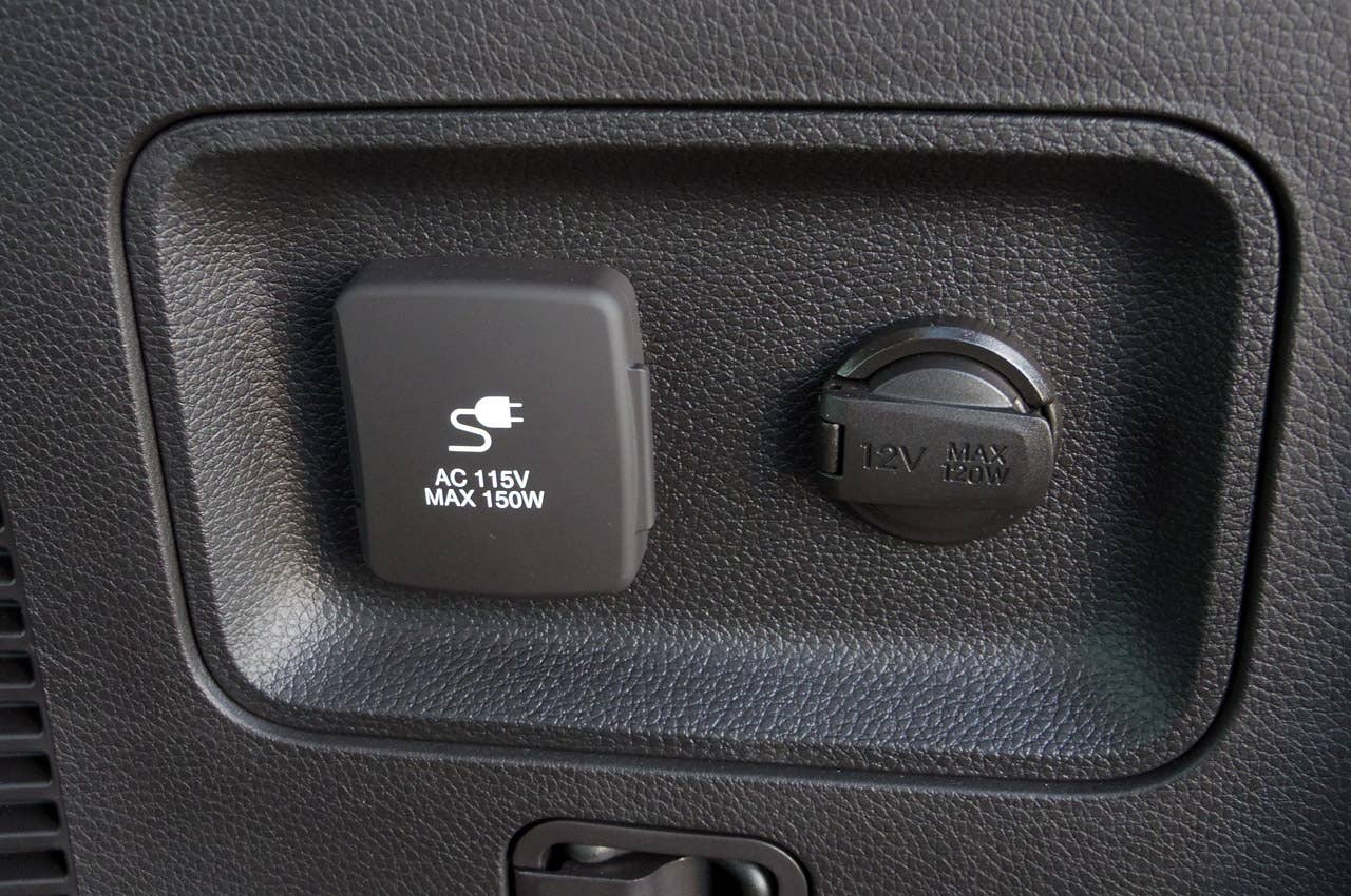 2013 Hyundai Sante Fe electrical outlets