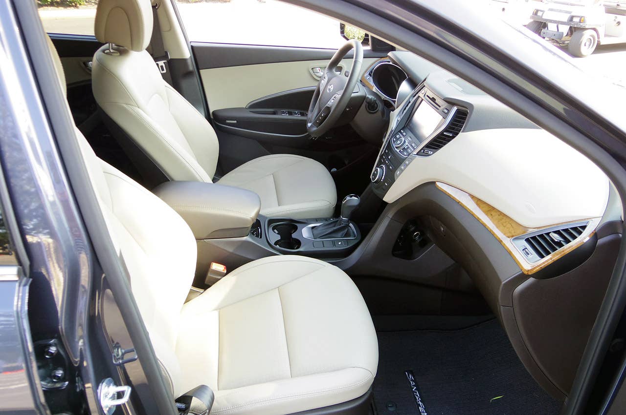 2013 Hyundai Sante Fe interior