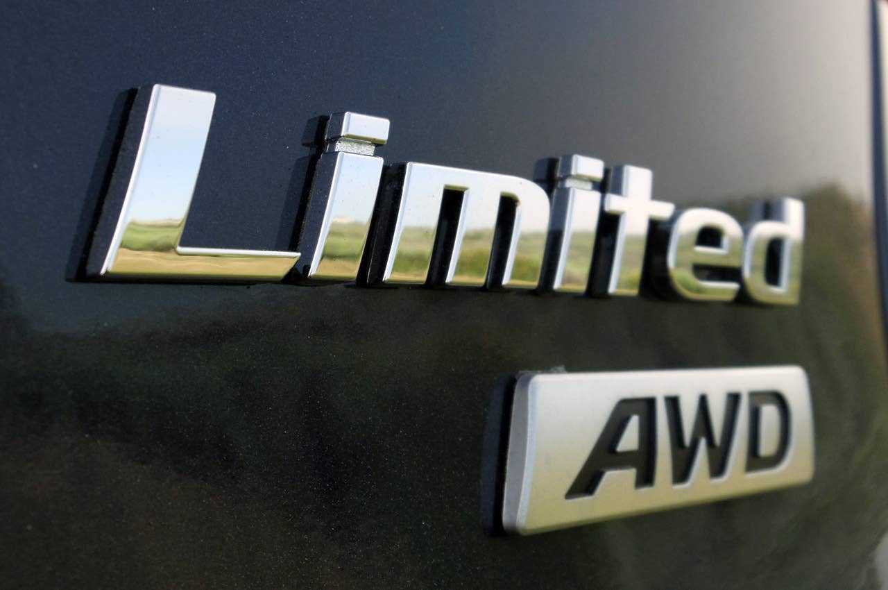 2013 Hyundai Sante Fe badge