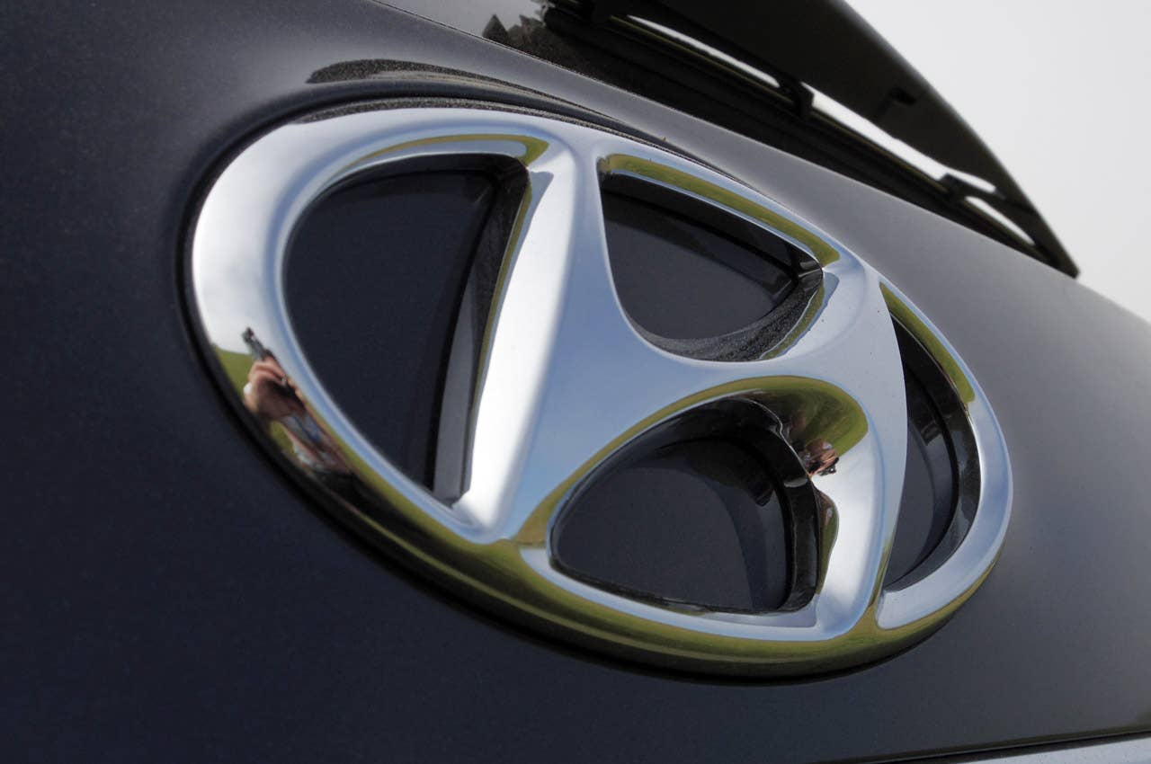 2013 Hyundai Sante Fe logo