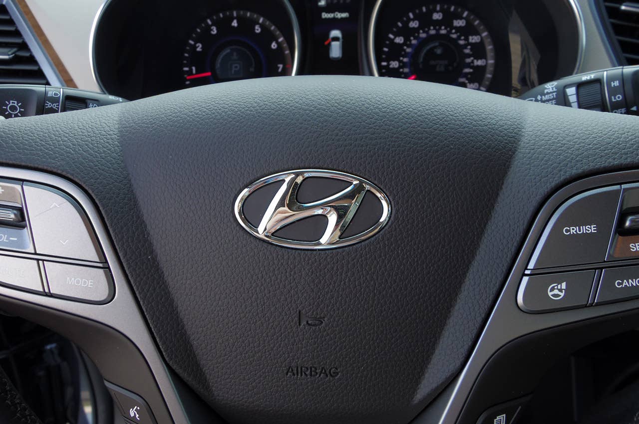 2013 Hyundai Sante Fe steering wheel